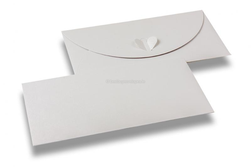 Envelopes with heart clasp - White