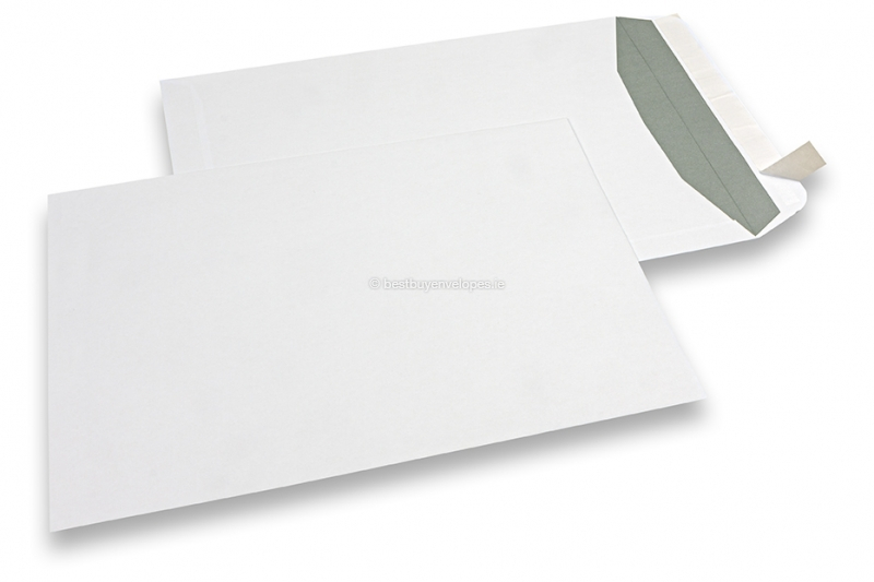 White paper envelopes, 229 x 324 mm (C4), 120 gram, strip closure, weight each approx. 16 g.
